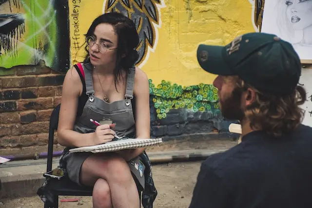 Analizują słowa kluczowe na kartce papieru