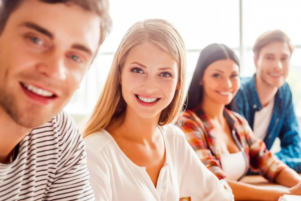 Studia podyplomowe – inwestycja w przyszłość czy wydatek? 1 Grupa studentów studiów podyplomowych